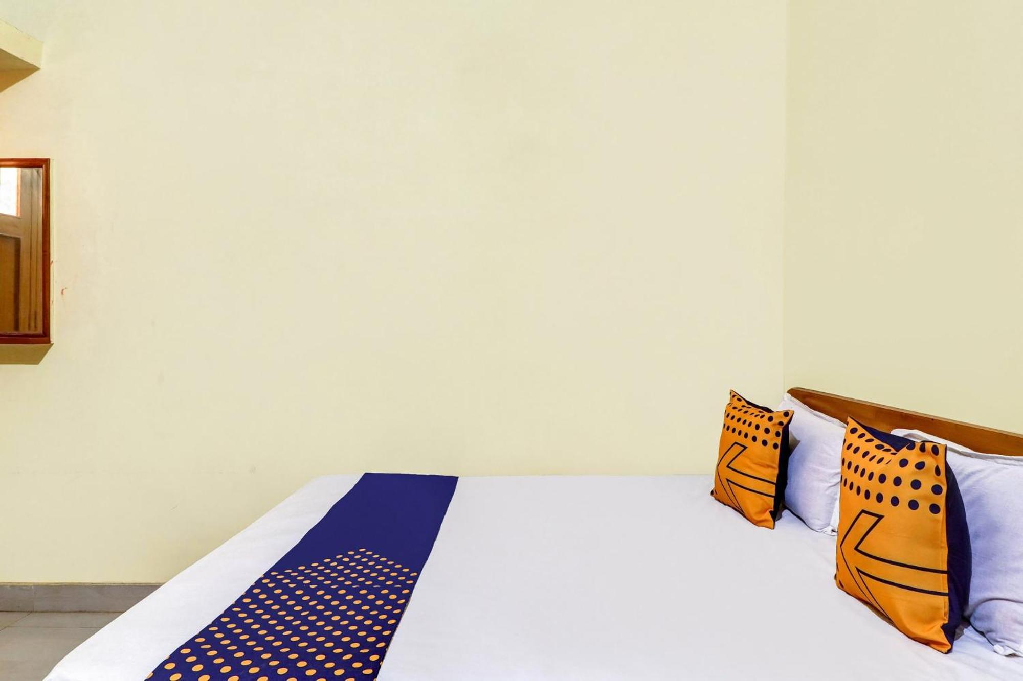 Hotel O Shivaye Rest House Диогар Екстериор снимка